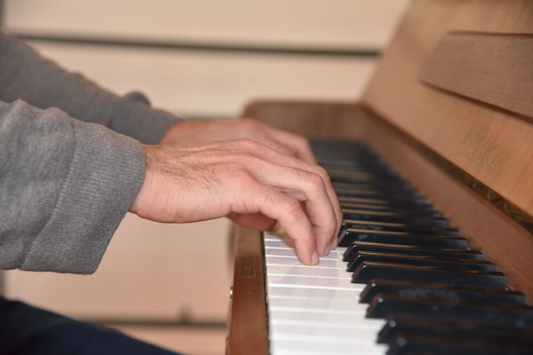 Je travaille avec mes mains sur un piano, mon grand-père